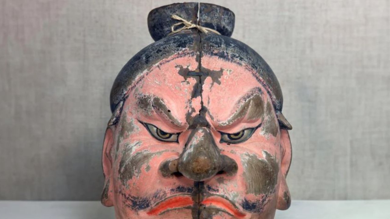 Topeng yang menggambarkan Aterui 'Lord of Tamo', seorang kepala suku Emishi terkenal dari Distrik Tohoku kuno di Jepang.