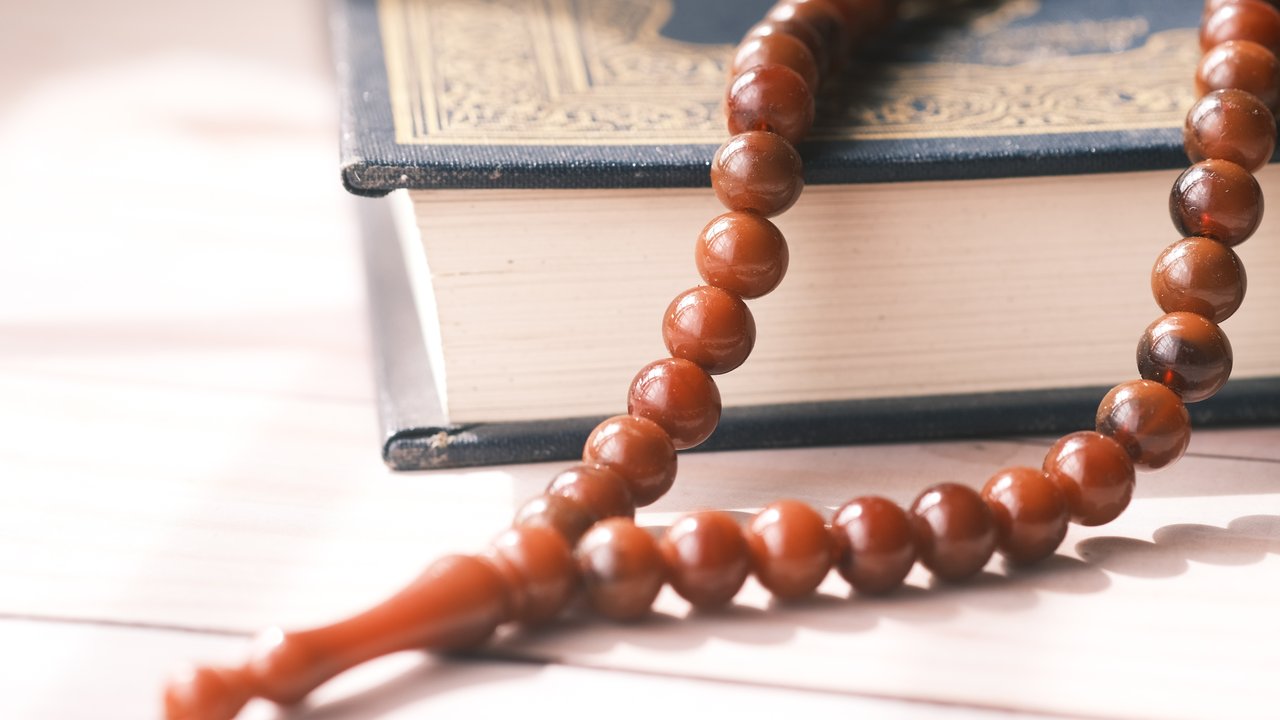 Doa Qunut Lengkap Arab Latin dan Artinya, Ketahui Juga Keutamaannya