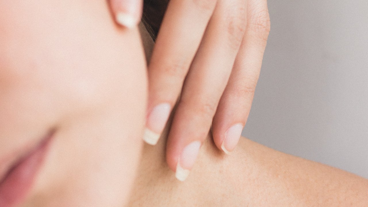 Mengenal Onychophagia, Kebiasaan Menggigit Kuku yang Tak Baik Dilakukan
