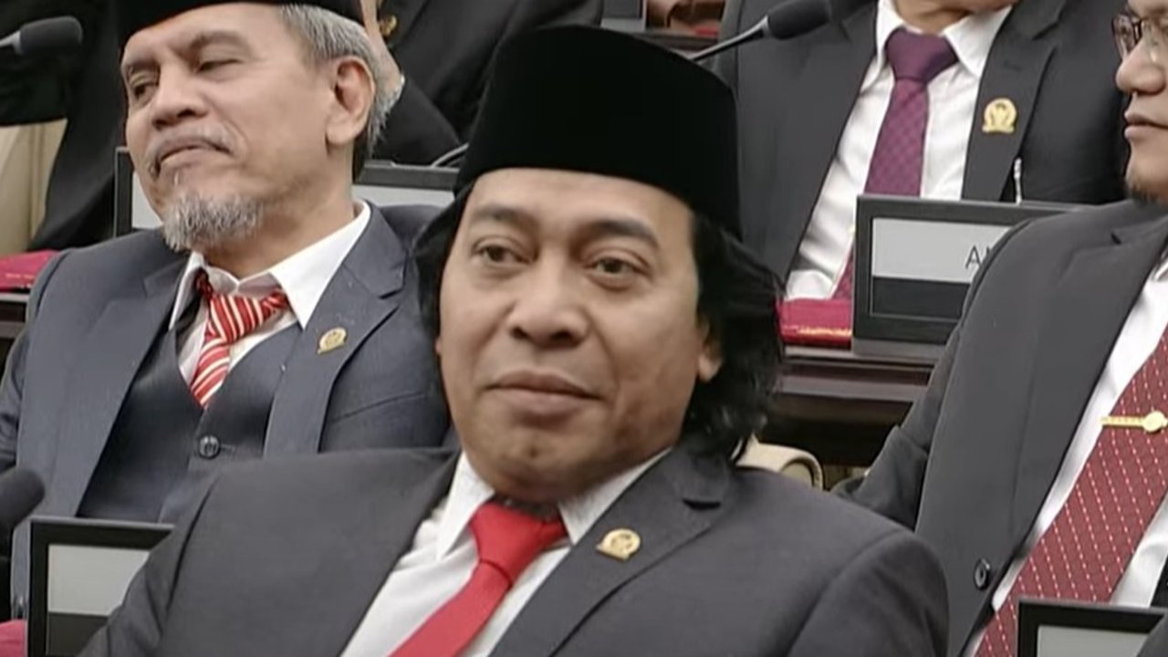 Komedian, Alfiansyah atau Komeng (tengah) usai rapat paripurna pelantikan anggota Parlemen Republik Indonesia terpilih periode 2024-2029 di Gedung Nusantara, Kompleks Parlemen, Senayan, Jakarta, Selasa (1/10/2024). Alfiansyah atau Komeng terpilih menjadi anggota Dewan Perwakilan Daerah (DPD) RI dari Provinsi Jawa Barat. (Liputan6.com/Angga Yuniar)