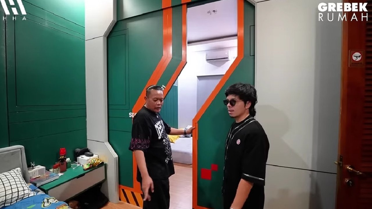 Kamar salah satu anaknya juga terbilang unik dengan pintu seperti di video game. Sule mengaku senang anak-anaknya sudah meniti karier di dunia hiburan seperti dirinya.