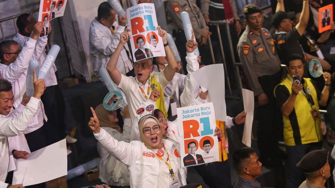 Para pendukung dari pasangan calon gubernur dan wakil gubernur DKI Jakarta Pramono Anung - Rano Karno, Ridwan Kamil - Suswono, Dharma Pongrekun - Kun Wardana  menyanyikan yel-yel saat pengundian nomor urut pasangan di KPUD Jakarta, Senin (23/9/2024).