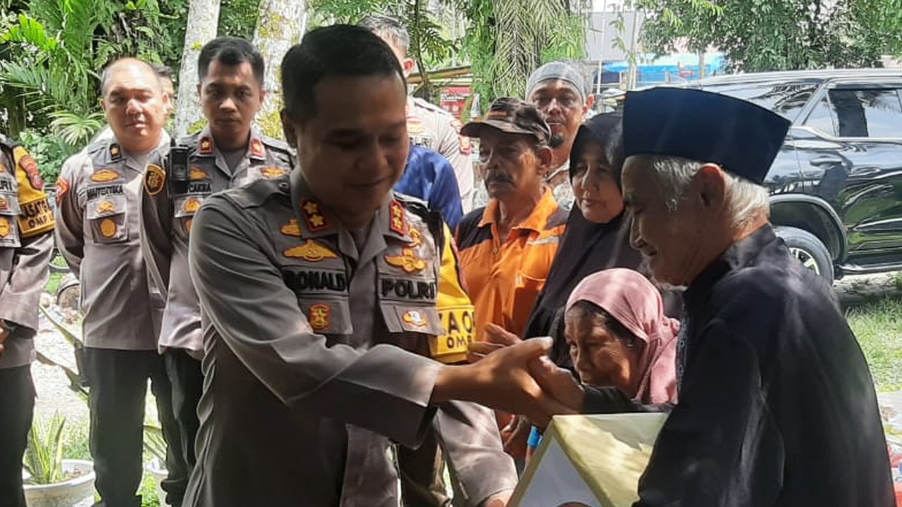 Perwira Polri bagikan sembako ke warga kurang mampu