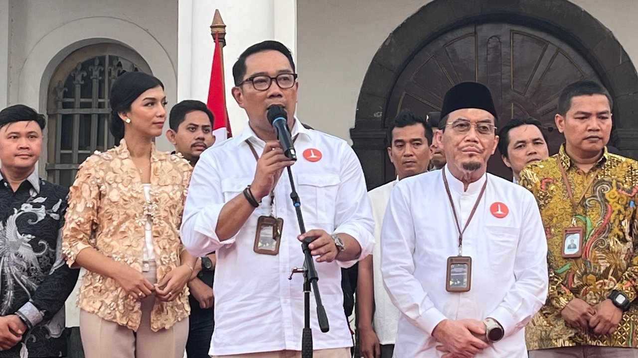 Calon Gubernur-Wakil Gubernur DKI Jakarta Ridwan Kamil dan Suswono berziarah ke makam Benyamin Sueb (Babeh Sabeni), Ismail Marzuki, MH Thamrin di TPU Karet Bivak, Jakarta, Rabu (25/9/2024).