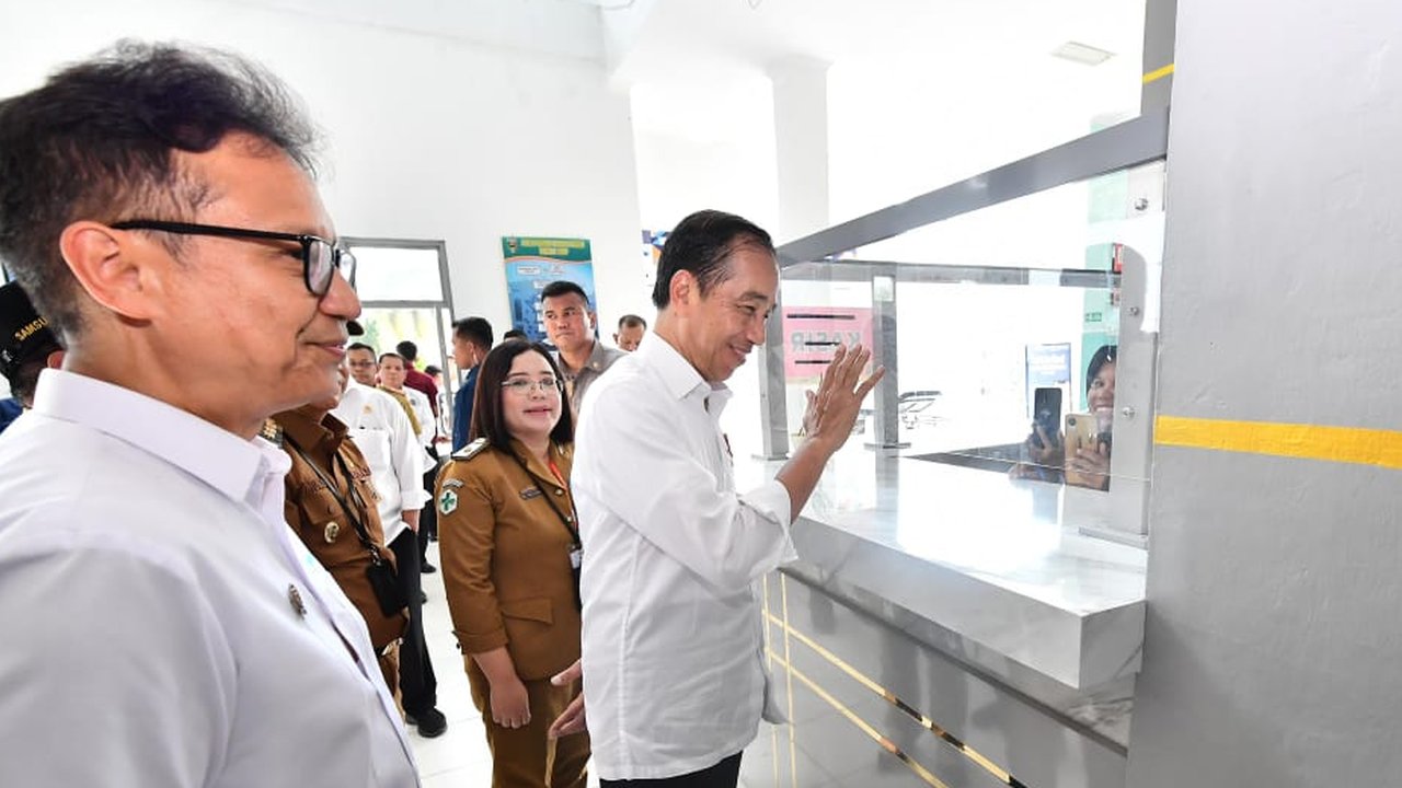 Presiden Joko Widodo saat berkunjung ke RSUD Batin Mangunang.