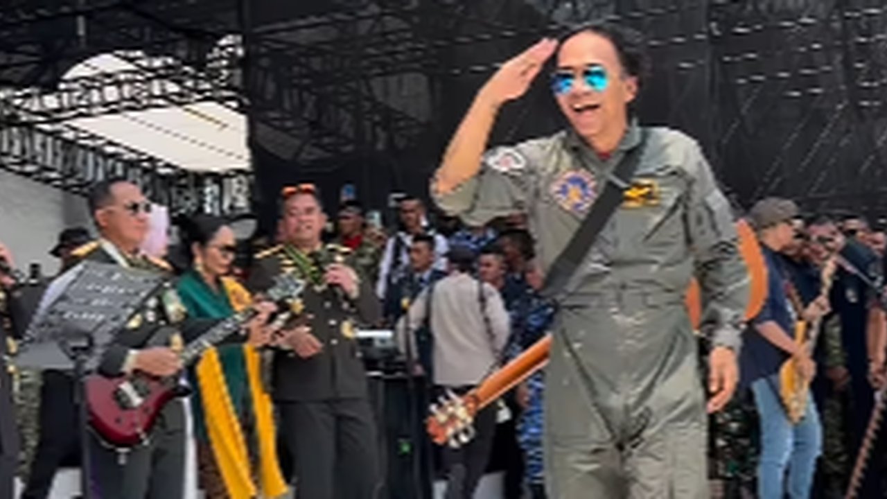 Jenderal TNI-Polri Duet Bareng Kaka Slank
