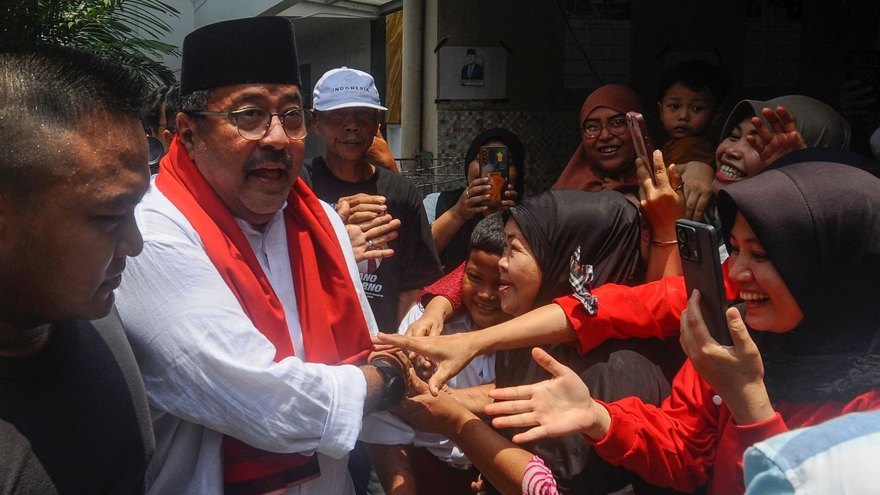 Calon wakil gubernur Jakarta nomor urut 3, Rano Karno, saat melakukan kampanye Pilkada DKI di lenteng Agung, Jakarta Selatan, Kamis (26/09/2024). Dalam kesempatan ini si Doel disambut atraksi kesenian Betawi palang Pintu.
