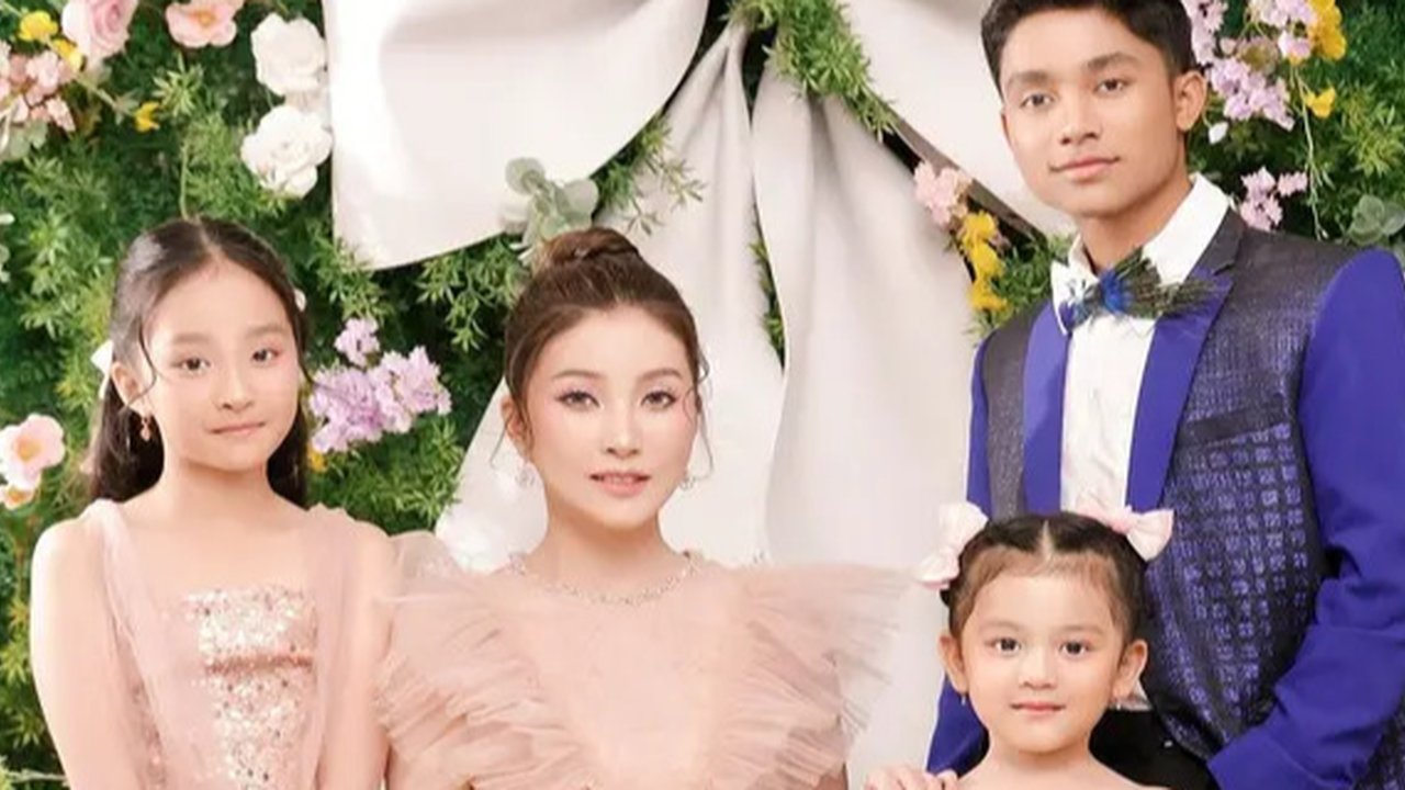 Sarwendah mengunggah foto keluarga pertamanya bersama anak-anak pasca resmi jadi single parent. Tanpa Ruben Onsu, Sarwendah tampil anggun di antara anak-anaknya [@sarwendah29]