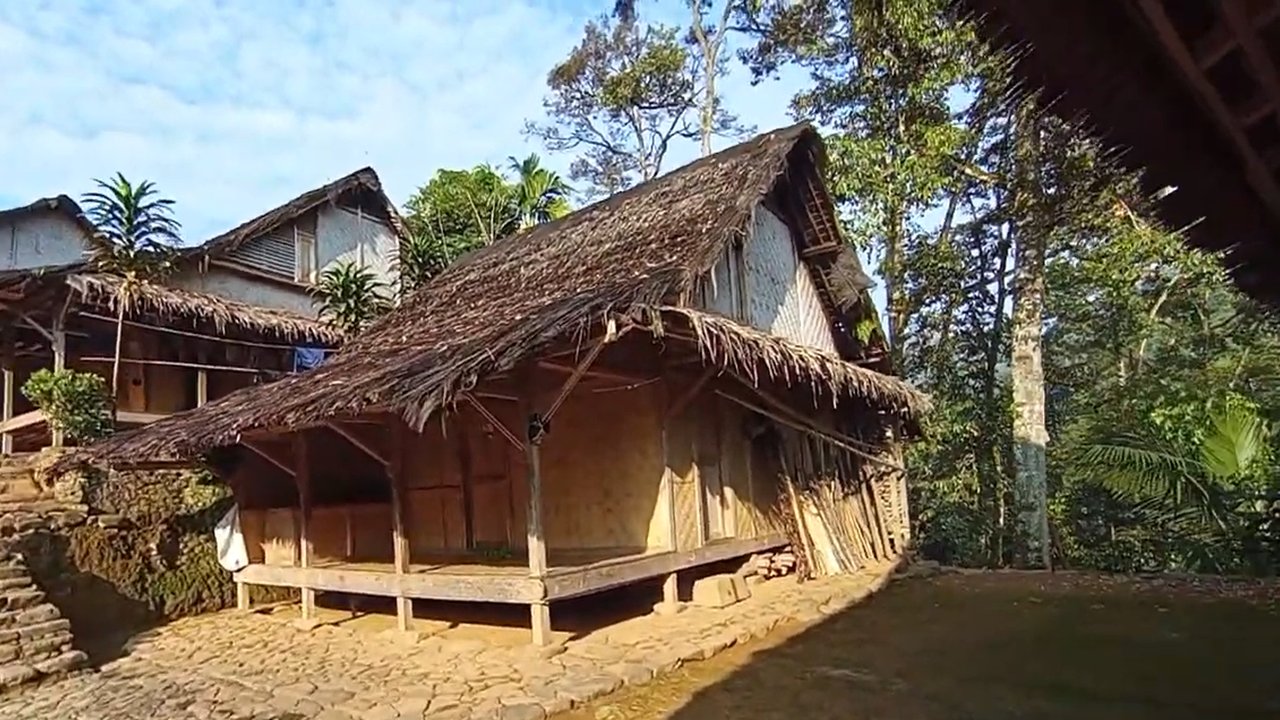 Rumah adat Sunda tahan megathrust
