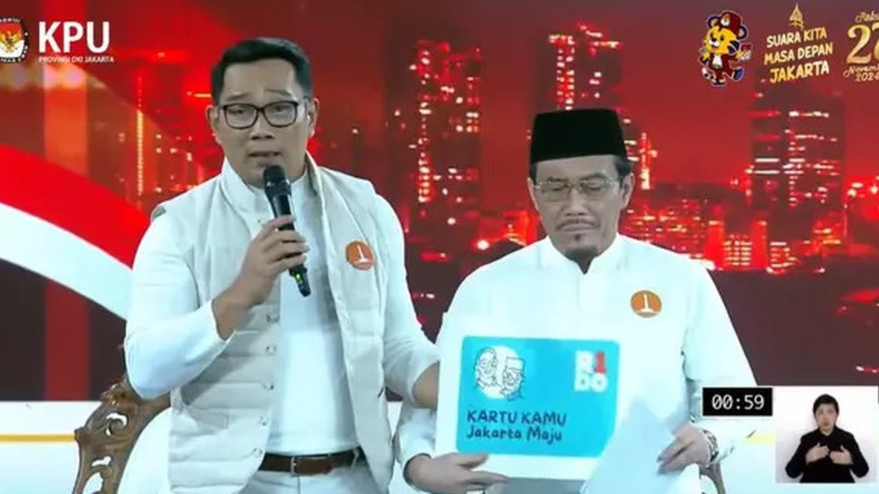 Pasangan Calon Pemilihan Kepala Daerah Jakarta atau Paslon Pilkada Jakarta 2024 nomor urut 1 Ridwan Kamil-Suswono menunjukkan Kartu Jakarta Maju dalam penutupan debat perdana Pilkada Jakar