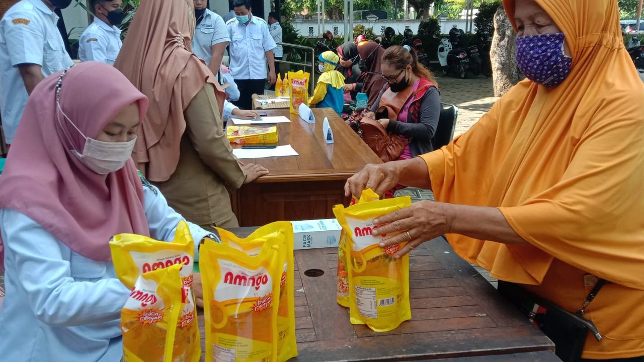 Banyuwangi nampak antusian membeli minyak goreng harga murah dalam operasi pasar minyak goreng yang digelar pemkab. (Hermawan/liputan6.com)