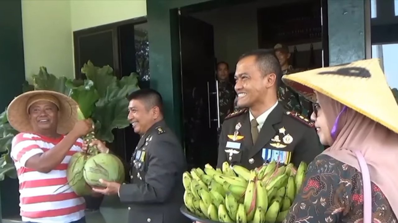 Petani Tiba-Tiba Datangi Letkol TNI ke Kantor, Bawaannya Tak Terduga