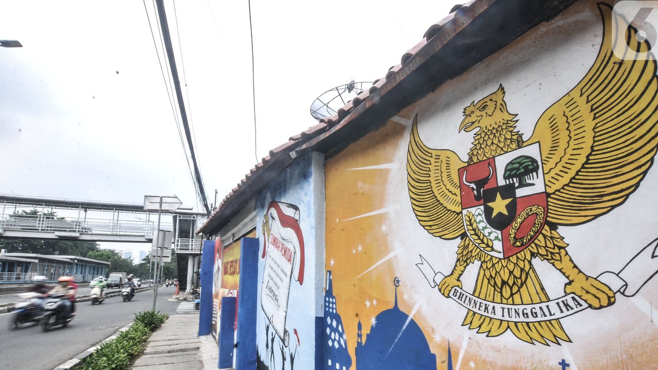 Mural Lambang Garuda Pancasila terlihat di Kampung Pancasila kawasan Galur, Johar Baru, Jakarta, Selasa (1/6/2021). Kelurahan Galur membuat Kampung Pancasila yang dihiasi mural sebagai bentuk mengingatkan masyarakat akan Pancasila sebagai dasar negara. (merdeka.com/Iqbal S. Nugroho)