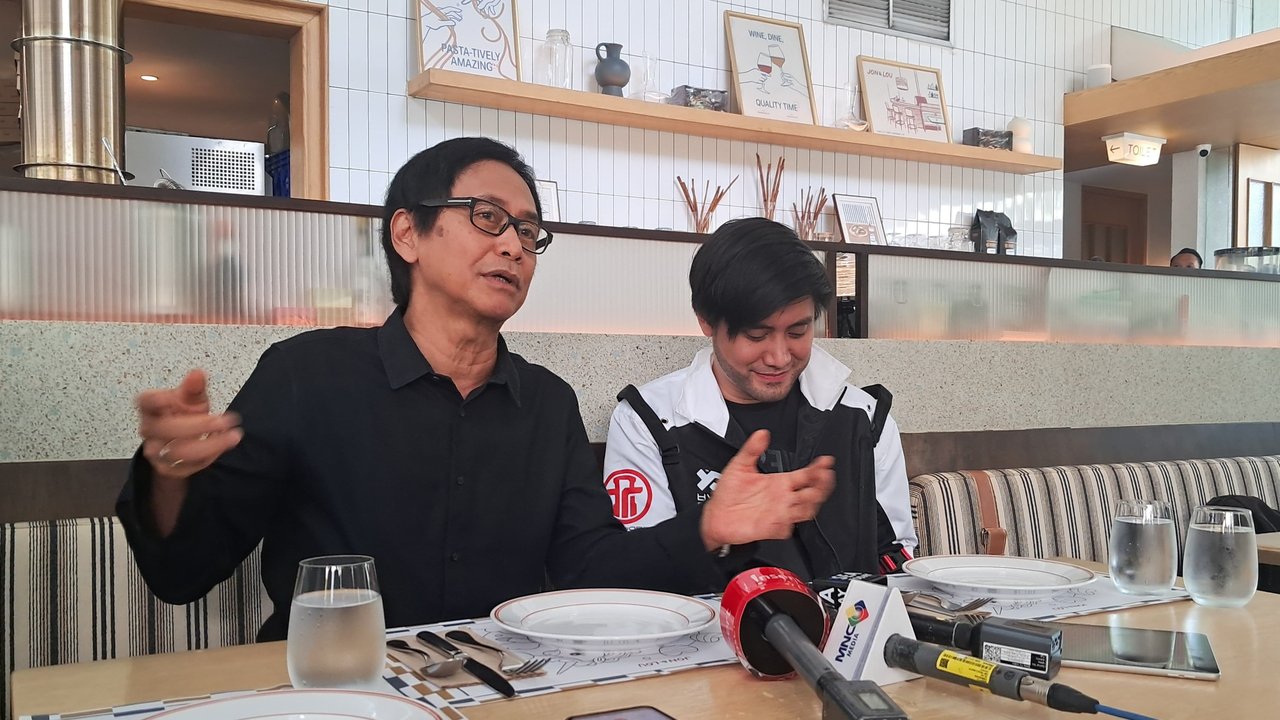 Akhirnya Bisa Timang Cucu, 7 Potret Addie MS Gendong Anak Kevin Aprilio - Jadi Kado Ultah Terindah