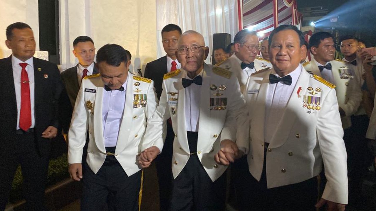 Try Sutrisno digandeng Kasad Jenderal Dudung Abdurrahman dan Prabowo Subianto
