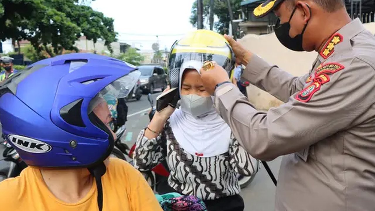 Denda tilang tidak pakai helm bisa mencapai Rp250.000. Simak informasi lengkap tentang aturan dan cara bayar denda tilang online di sini.