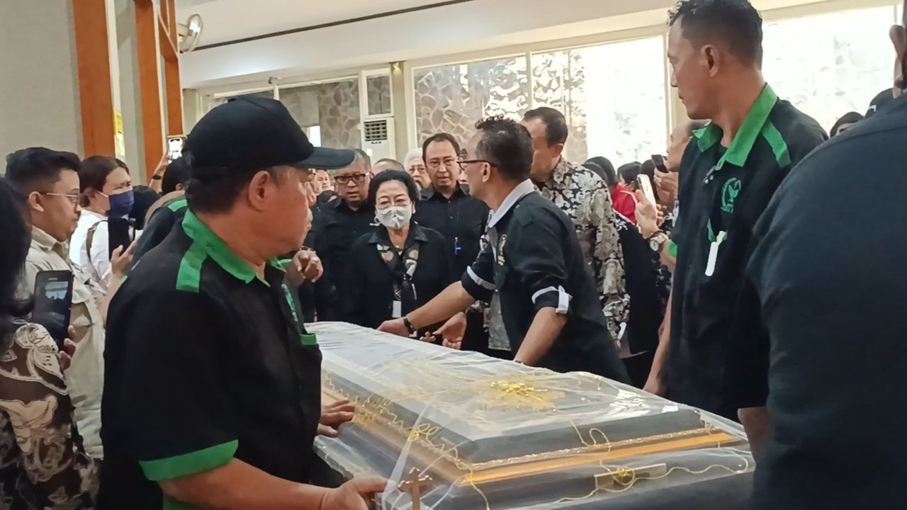 Megawati Hadiri Upacara Misa Tutup Peti Romo Beni Susetyo di Malang