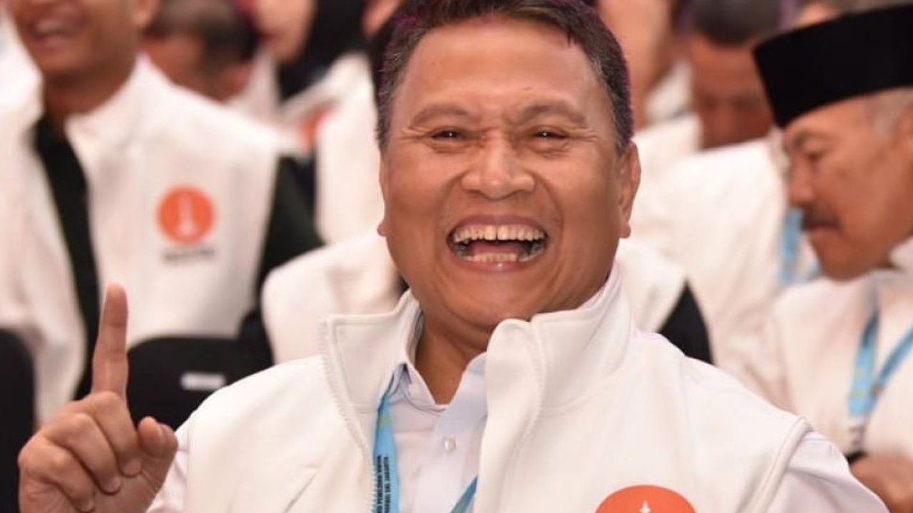 Politisi Partai Golkar Dave Laksono (kiri), Politisi PKS Mardani Ali (tengah) dan Politisi Partai Demokrat Roy Suryo saat mengikuti diskusi bertema