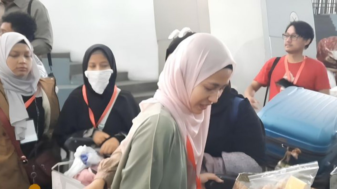 Warga negara Indonesia yang dievakuasi dari Lebanon tiba di Bandara Internasional Soekarno-Hatta, Tangerang, pada Senin (7/10/2024).