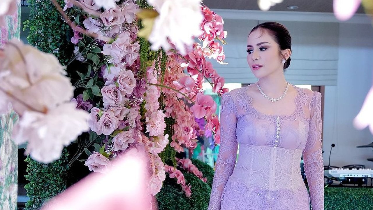 Curi Perhatian, Begini Gaya Momo Geisha Datang ke Kondangan
