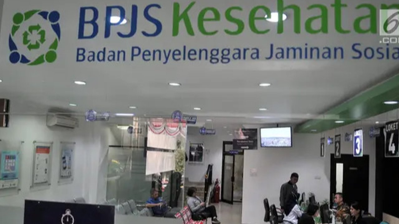 Pegawai melayani peserta BPJS Kesehatan di Kantor Cabang Kota Tangerang, Rabu (7/1/2020). Iuran BPJS Kesehatan resmi naik per hari ini untuk kelas I menjadi sebesar Rp150.000 per orang per bu