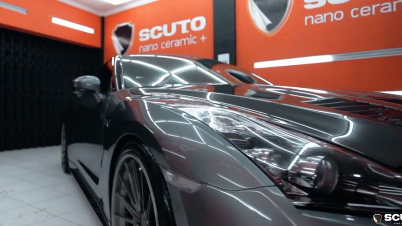 Proses coating nano ceramic pada bodi mobil. (Scuto)