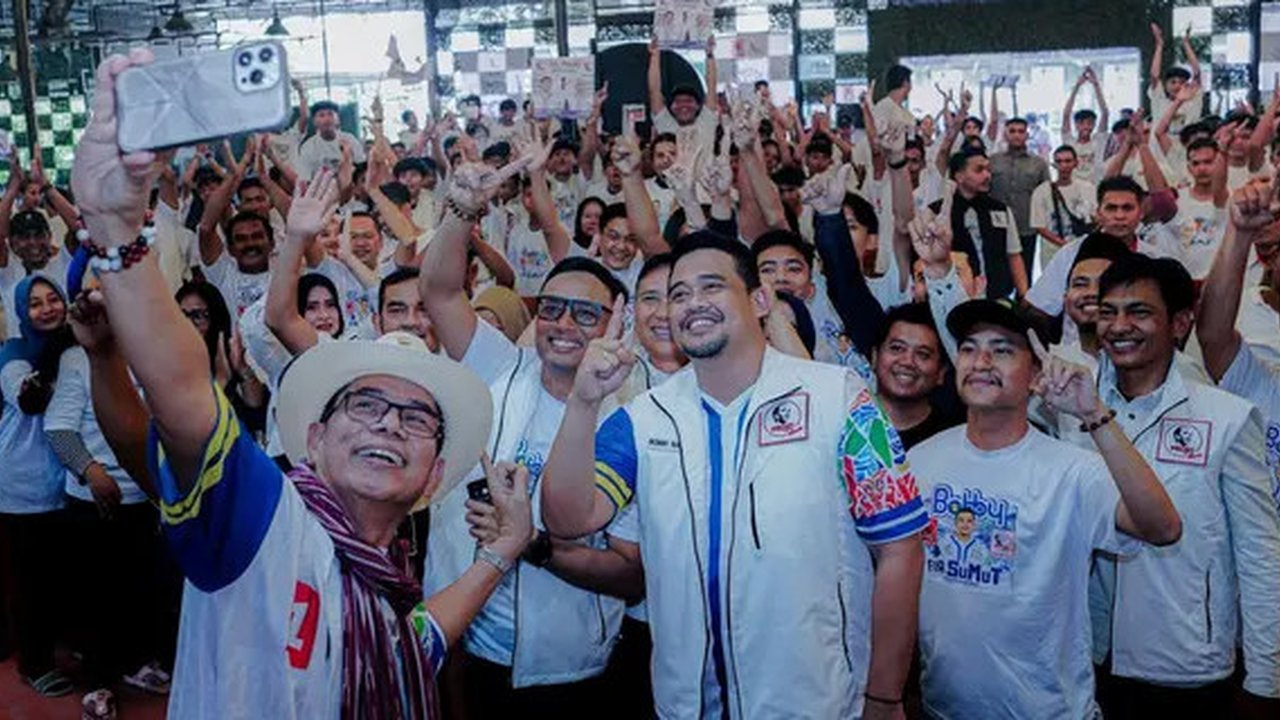 Bobby Nasution bersama ratusan kader DPD Projo Muda Sumut, saat Apel Akbar Projo Muda Sumut, di Majelis Kupie, Jalan Karya Wisata, Kecamatan Medan Johor, Kota Medan, Sabtu, 5 Oktober 2024.