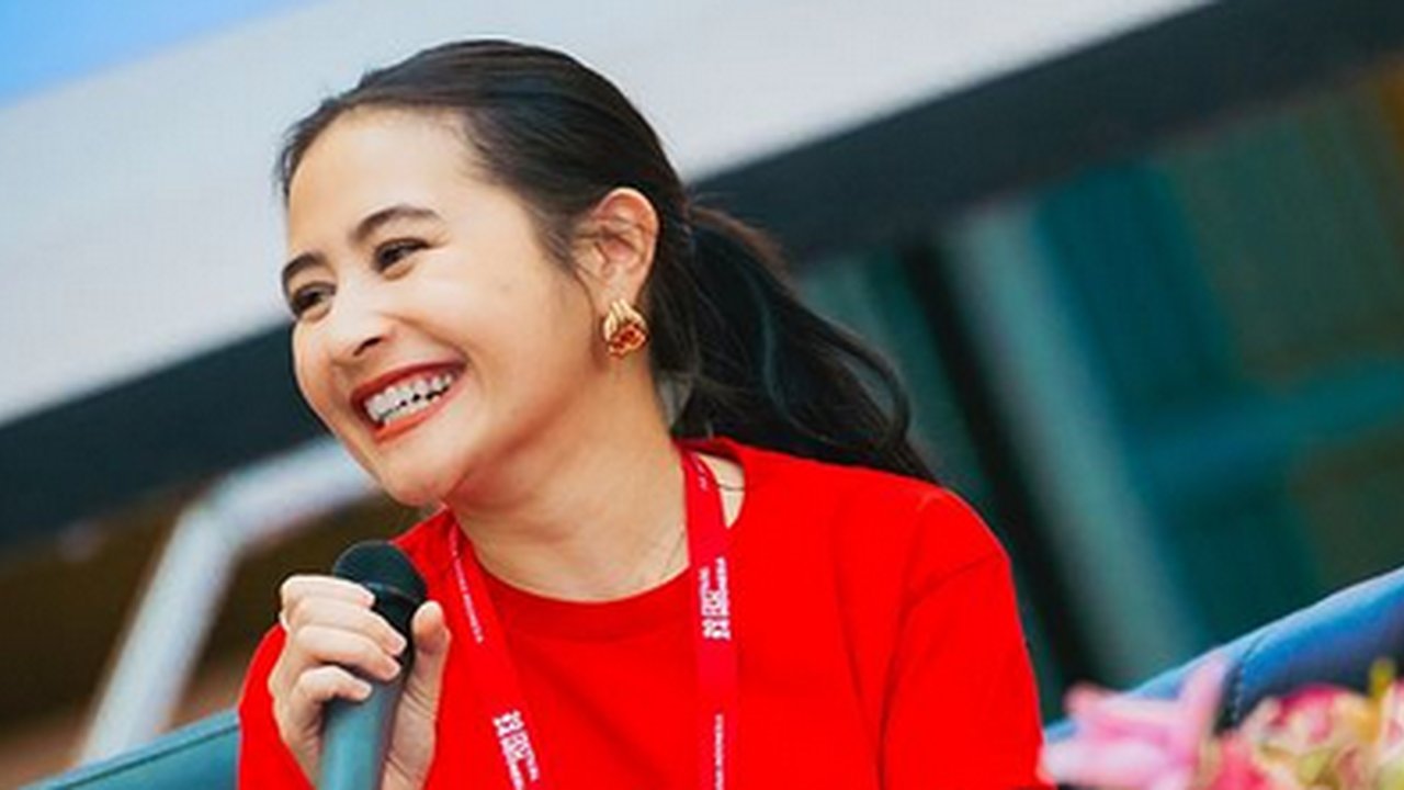 Potret Prilly Latuconsina Jadi Pembicara Acara Kampus di Padang, Pancarkan Aura Positif & Tak Kenal Lelah