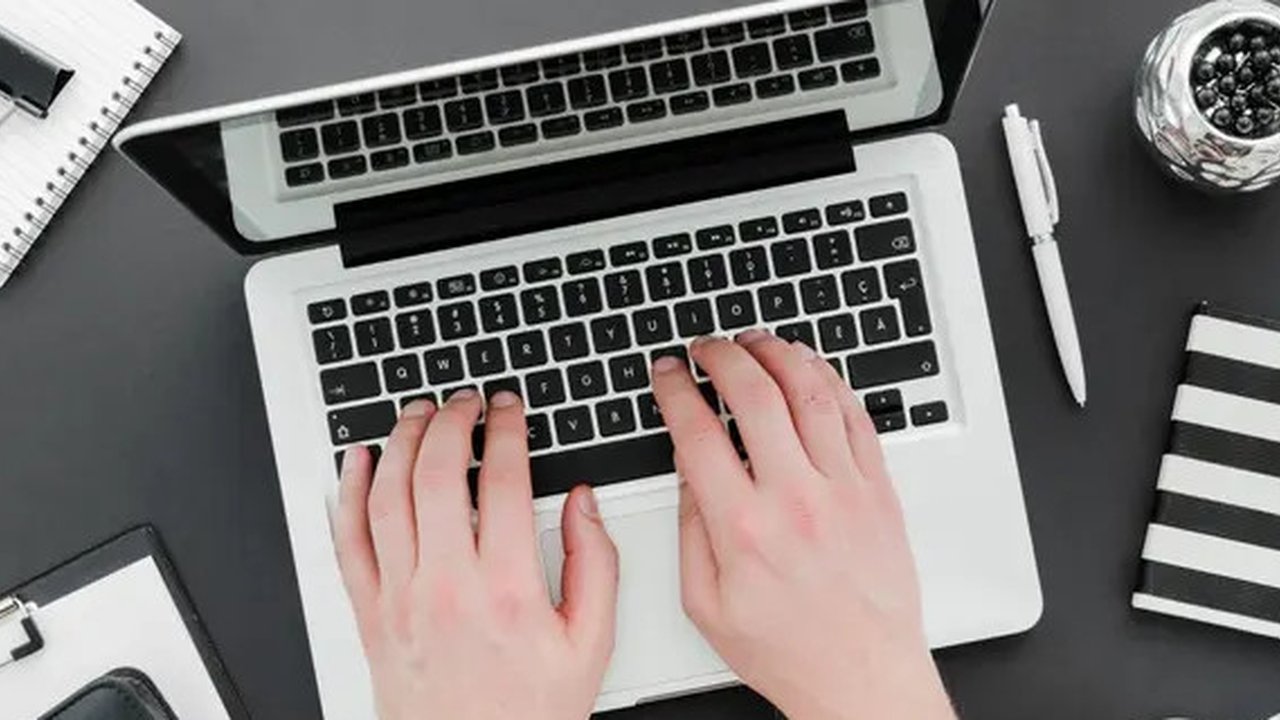 Ilustrasi Mengetik di Laptop (freepik)
