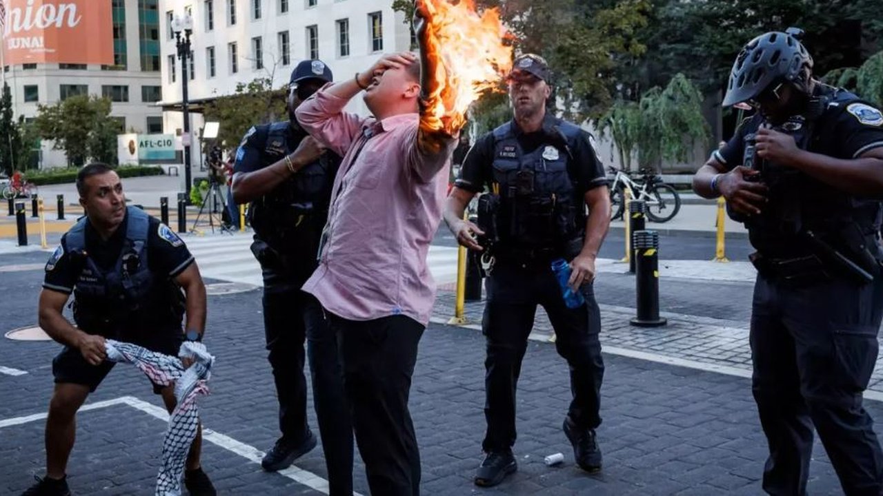 Jurnalis Amerika, Samuel Mena, melakukan aksi bakar diri di dekat Gedung Putih, Washington DC, pada Sabtu (5/10), protes genosida Israel di Gaza.