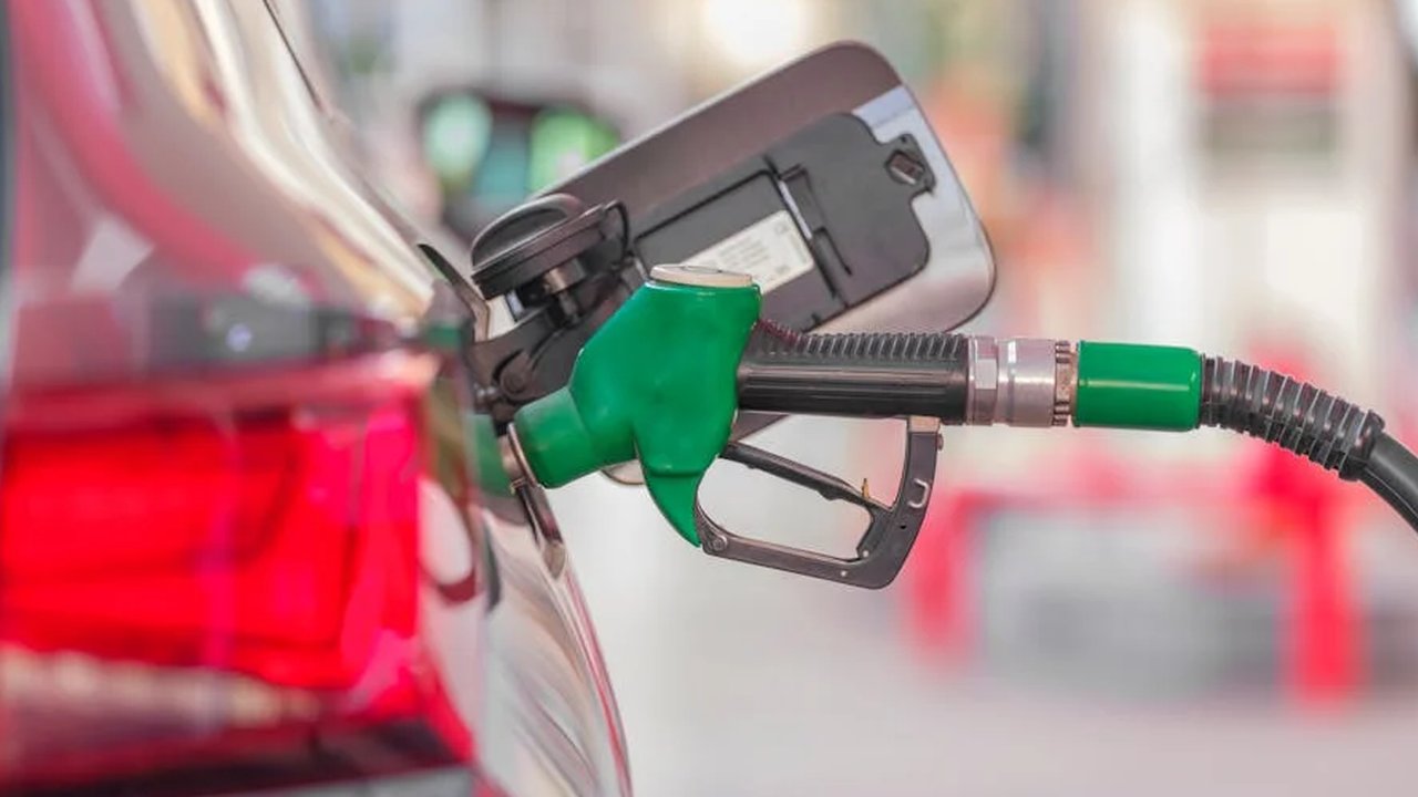 <p>Ilustrasi pom bensin, bensin, bahan bakar, monopoli. (Image by Freepik)</p>