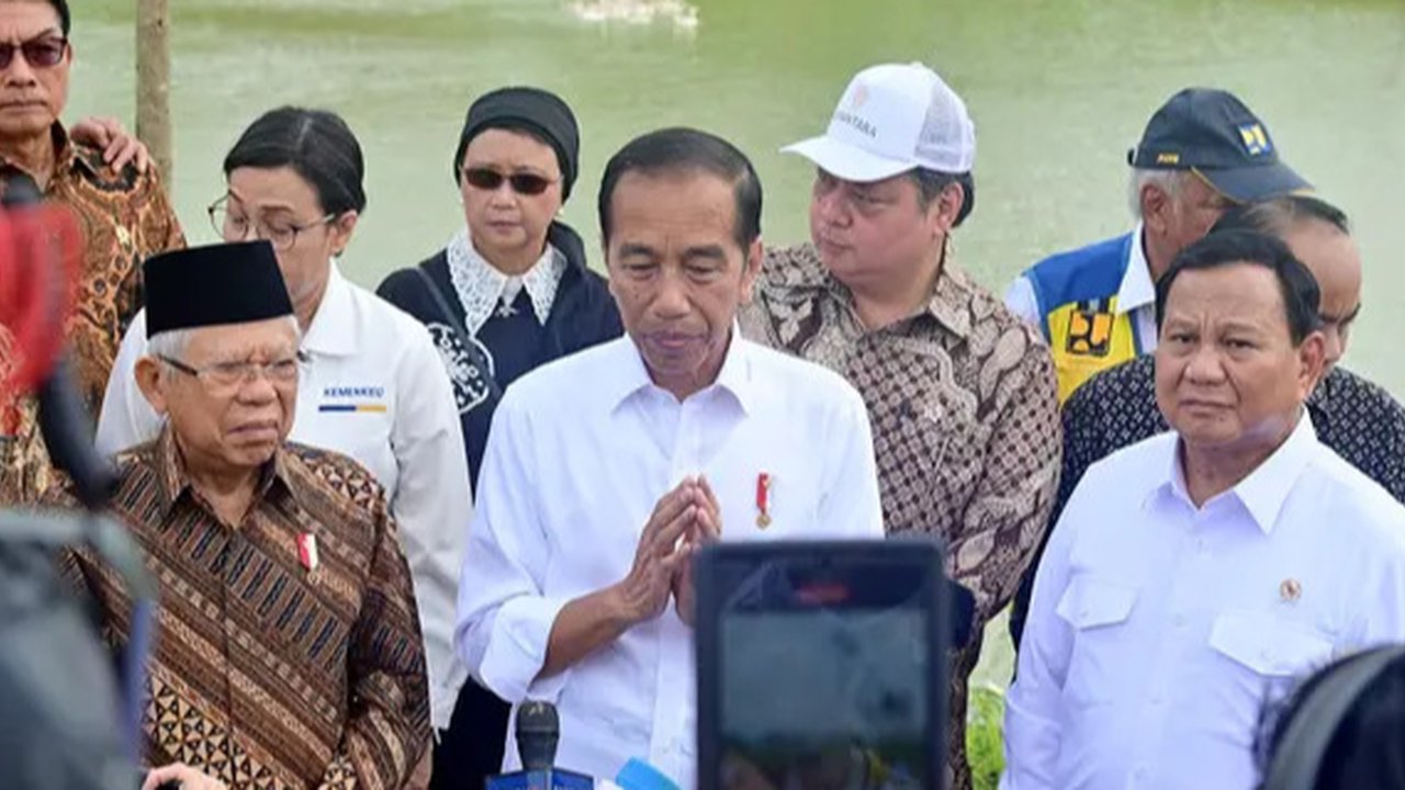 Presiden terpilih 2024-2029 Prabowo Subianto berbincang bersama Presiden Jokowi di depan Istana Garuda Ibu Kota Nusantara (IKN) di Kalimantan Timur, Senin (12/8/2024). Momen ini terjadi sesaa
