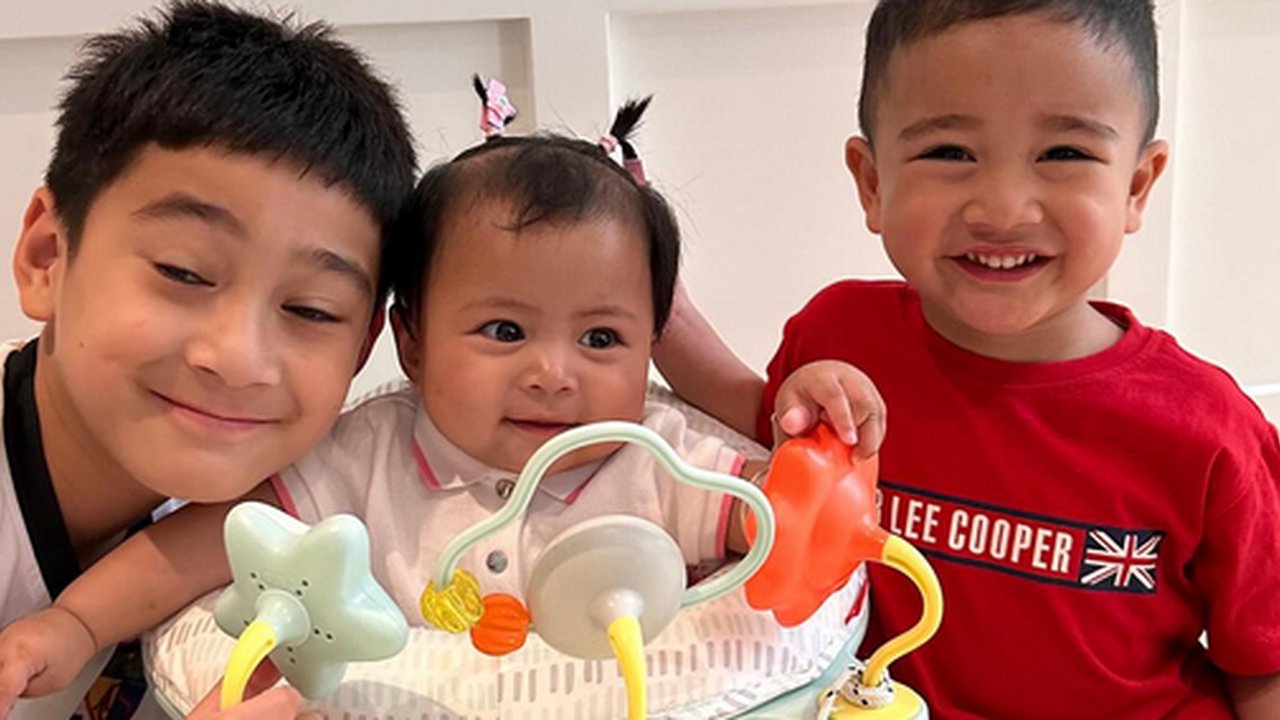 Sederet Ekspresi Menggemaskan Rayyanza Pose Bareng Rafathar & Baby Lily, Netizen 'Ajja Selalu Out of the Box'