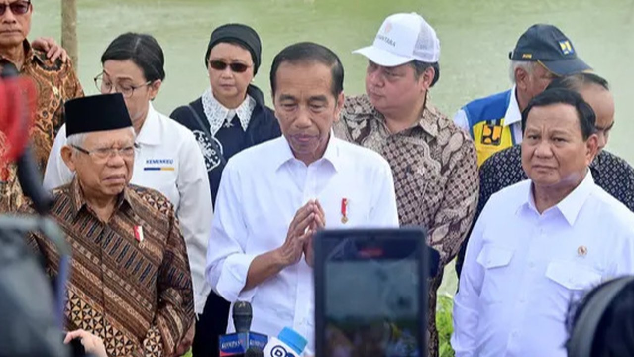 Presiden terpilih 2024-2029 Prabowo Subianto berbincang bersama Presiden Jokowi di depan Istana Garuda Ibu Kota Nusantara (IKN) di Kalimantan Timur, Senin (12/8/2024). Momen ini terjadi sesaa