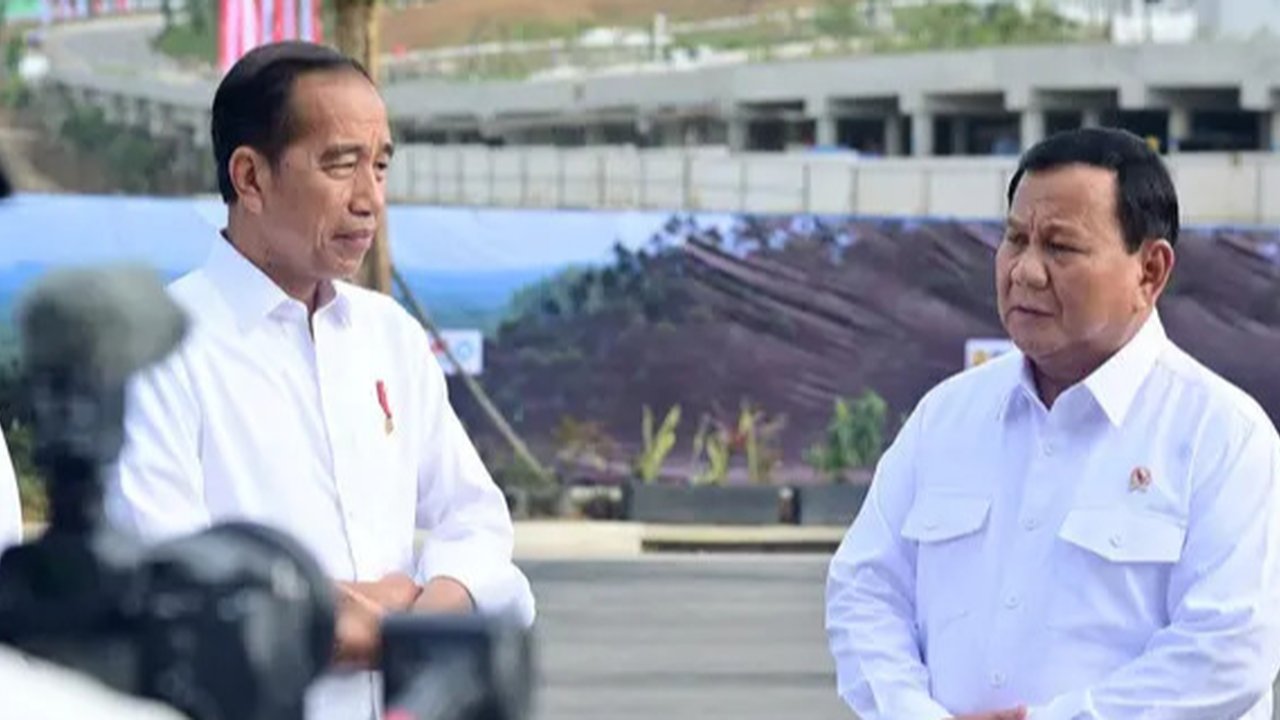 Presiden terpilih 2024-2029 Prabowo Subianto berbincang bersama Presiden Jokowi di depan Istana Garuda Ibu Kota Nusantara (IKN) di Kalimantan Timur, Senin (12/8/2024). Momen ini terjadi sesaa