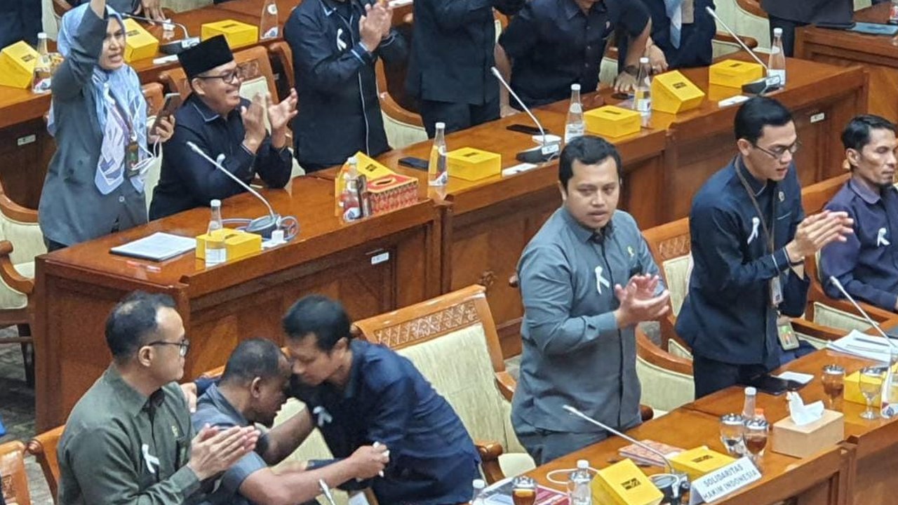 Rapat tersebut beragendakan membahas pembicaraan tingkat I terhadap lima Rancangan Undang-Undang (RUU) kerja sama bidang pertahanan. (merdeka.com/Arie Basuki)