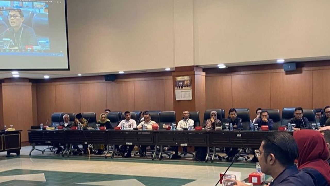 Menteri Pertahanan yang juga Presiden terpilih Prabowo Subianto saat mengikuti rapat kerja dengan Komisi I DPR di Kompleks Parlemen, Senayan, Jakarta, Rabu (25/9/2024).
