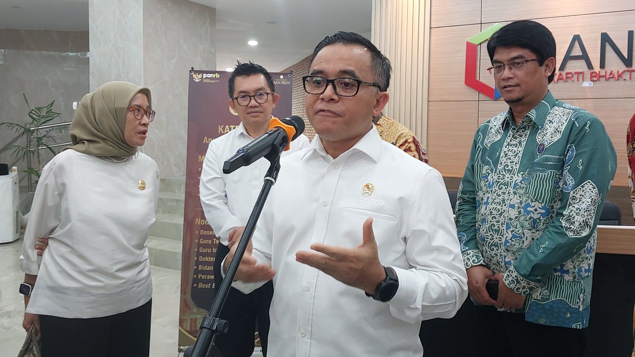 Menteri Pendayagunaan Aparatur Negara dan Reformasi Birokrasi (PAN RB), Abdullah Azwar Anas mengungkap pengumuman rekrutmen CPNS akan dibuka Agustus 2024, bulan depan. Dia mengatakan waktu tersebut mundur lantaran menunggu kelengkapan usulan formasi.