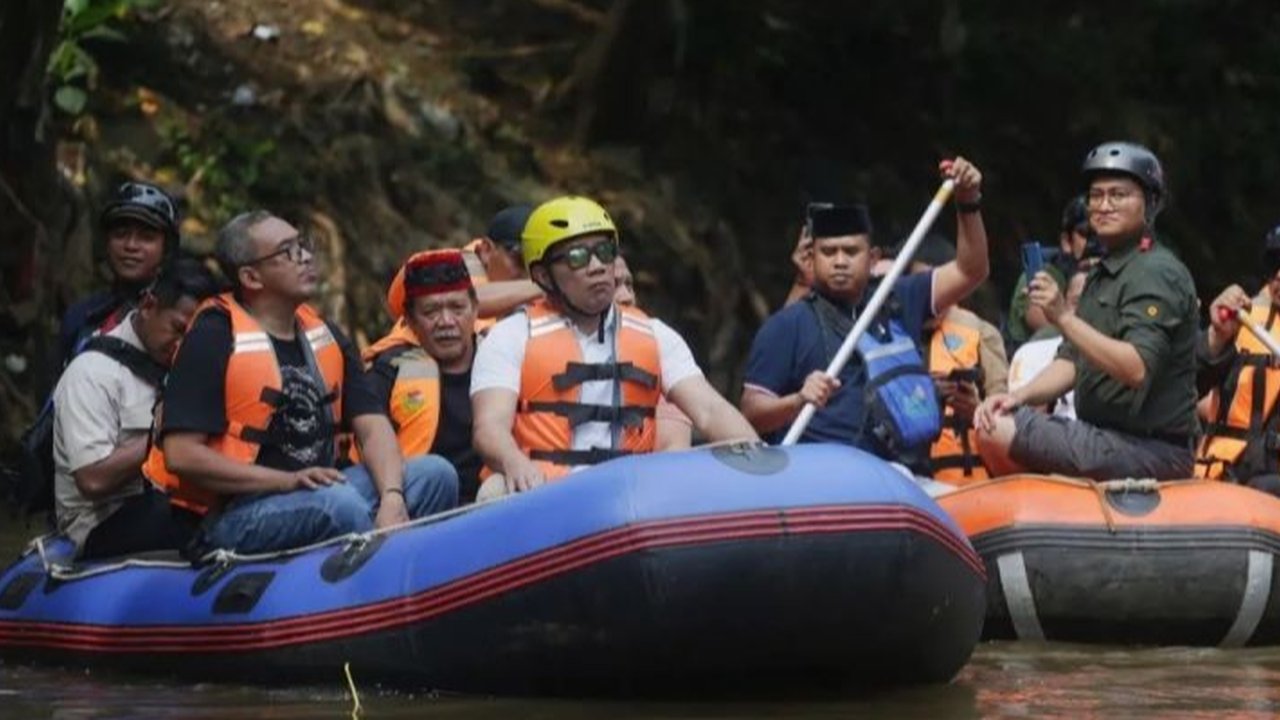 Ridwan Kamil saat menyusuri Sungai Ciliwung