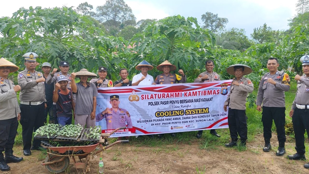 Polisi sosialisasi Pilkada damai di Inhu sambil bawa ayam