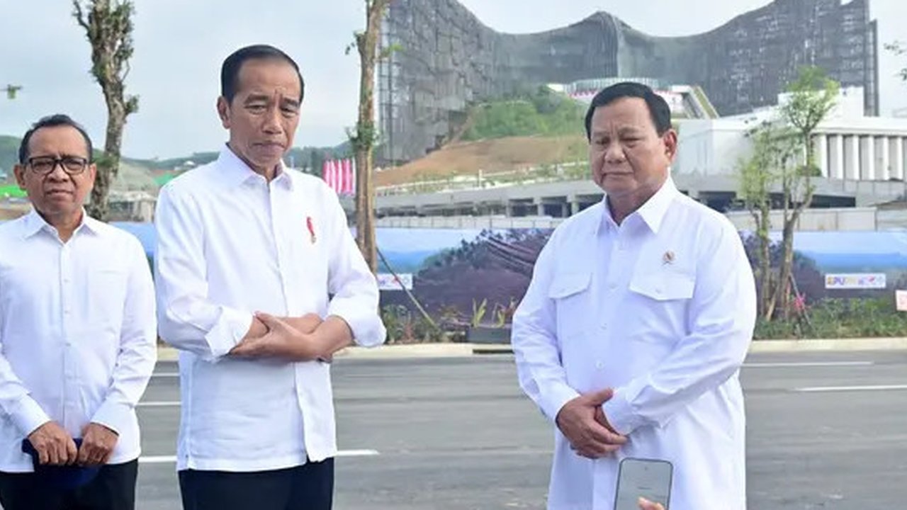 Menteri Pertahanan (Menhan) RI Prabowo Subianto memberikan ucapan hari ulang tahun kepada Presiden Jokowi di Bandara Halim Perdana Kusuma, Jakarta (21/6) sore ( Tim Media Prabowo Subianto)