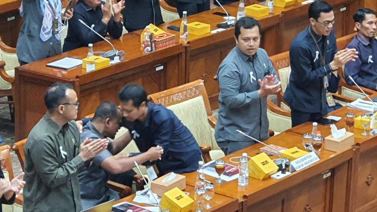 Sorak sorai hakim di DPR