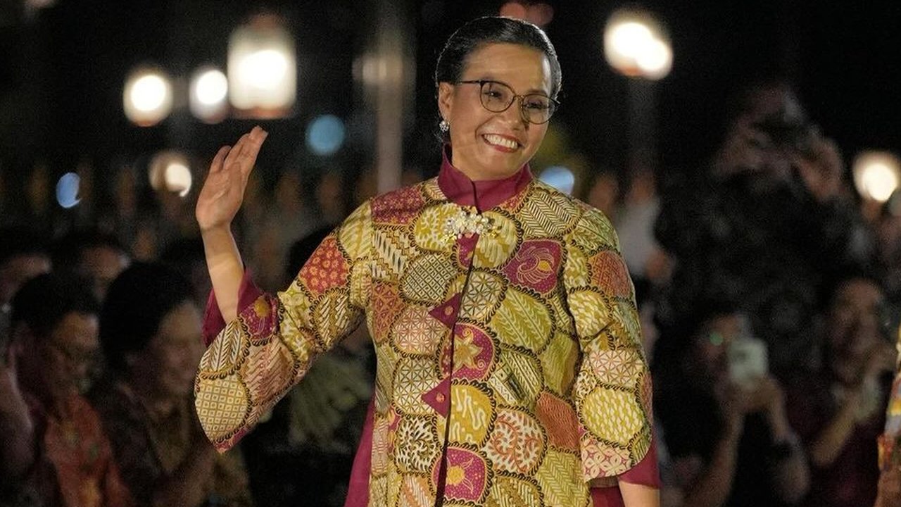 <p>Tangkapan layar instagaram Menteri Keuangan (Menkeu) Sri Mulyani Indrawati saat hadir dalam acara Istana Berbatik. Sri Mulyani menulis bahwa Batik berasal dari Bahasa Jawa, yaitu “amba” yang berarti menulis dan juga kata “titik”. (@smindrawati)</p>