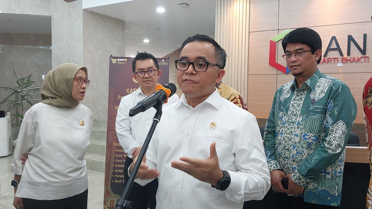 Menteri Pendayagunaan Aparatur Negara dan Reformasi Birokrasi (PAN RB), Abdullah Azwar Anas mengungkap pengumuman rekrutmen CPNS akan dibuka Agustus 2024, bulan depan. Dia mengatakan waktu tersebut mundur lantaran menunggu kelengkapan usulan formasi.