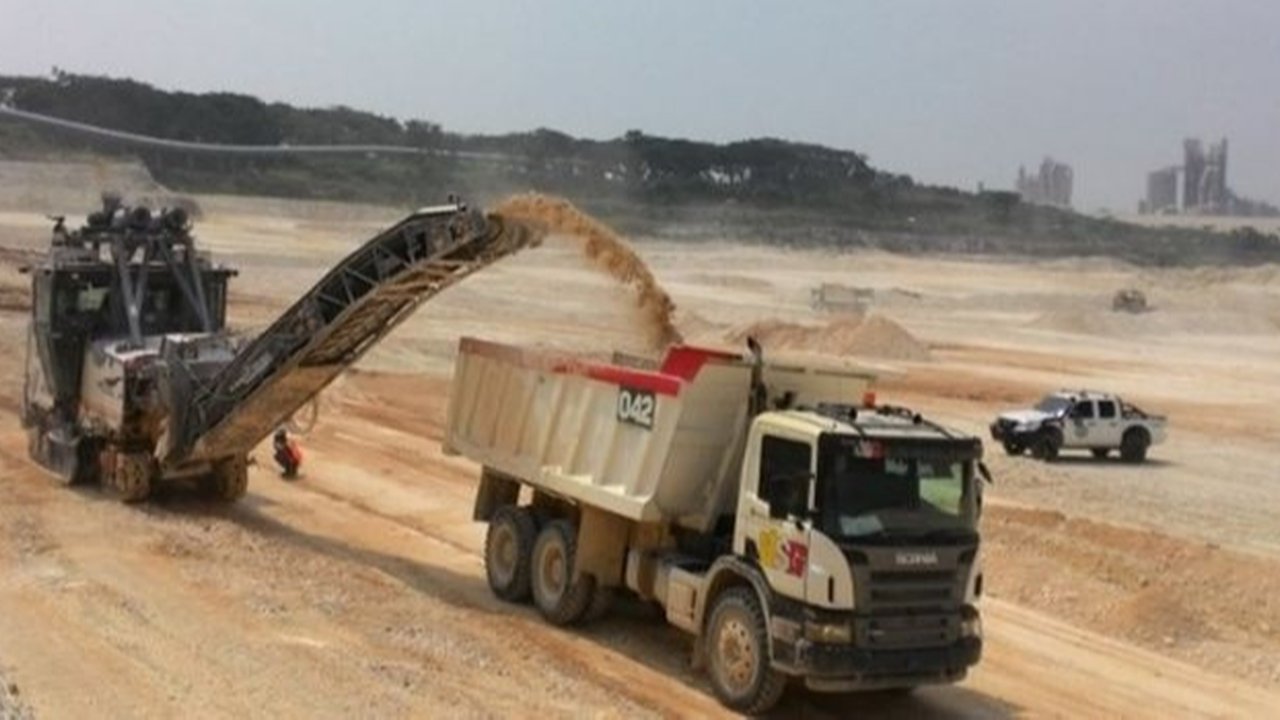 <p>PT Semen Indonesia Group (SIG) menerapkan teknik pertambangan surface mining di salah satu pabrik di Kabupaten Tuban, Jawa Timur. (Dok SIG)</p>