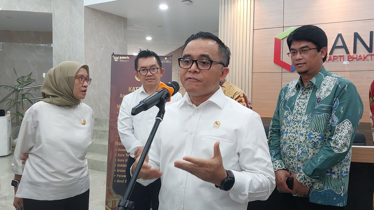 Menteri Pendayagunaan Aparatur Negara dan Reformasi Birokrasi (PAN RB), Abdullah Azwar Anas mengungkap pengumuman rekrutmen CPNS akan dibuka Agustus 2024, bulan depan. Dia mengatakan waktu tersebut mundur lantaran menunggu kelengkapan usulan formasi.