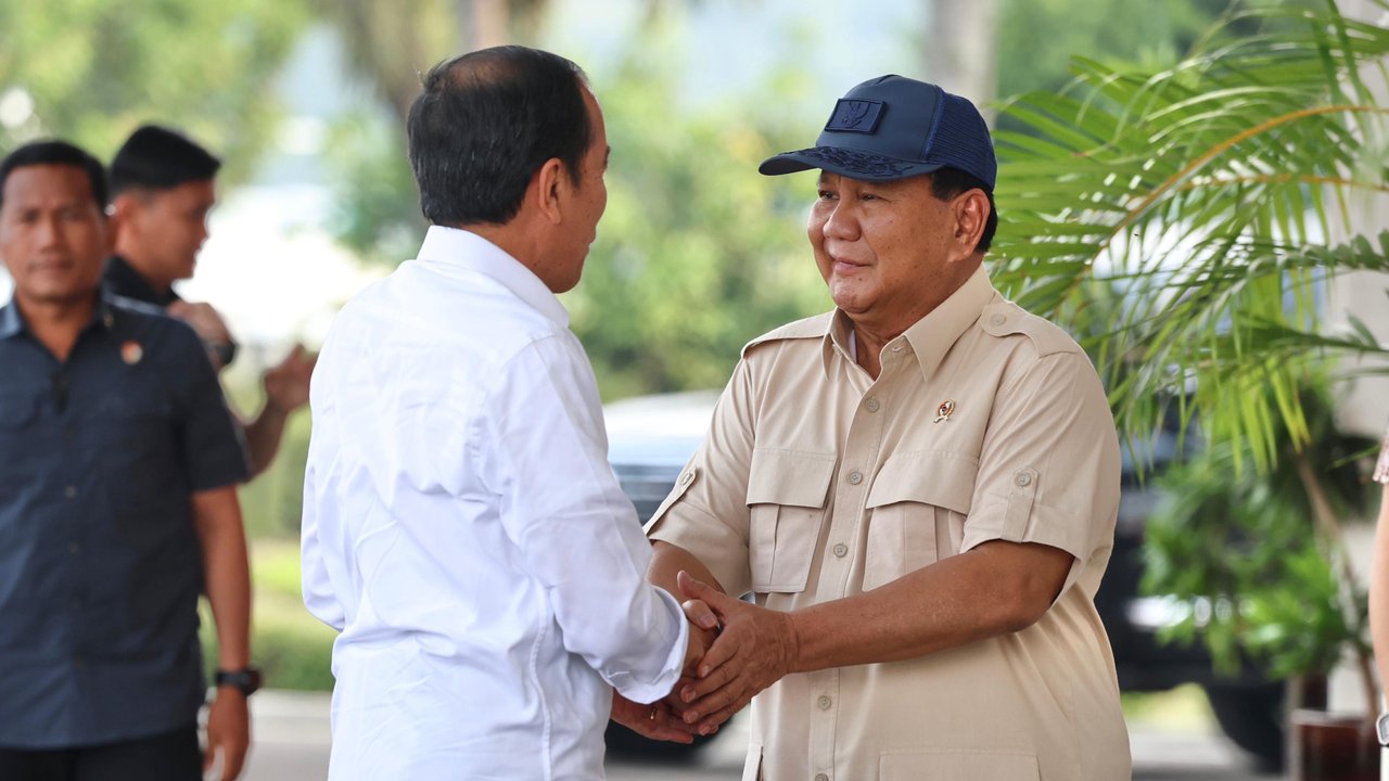 Menteri Pertahanan (Menhan) RI Prabowo Subianto memberikan ucapan hari ulang tahun kepada Presiden Jokowi di Bandara Halim Perdana Kusuma, Jakarta (21/6) sore ( Tim Media Prabowo Subianto)
