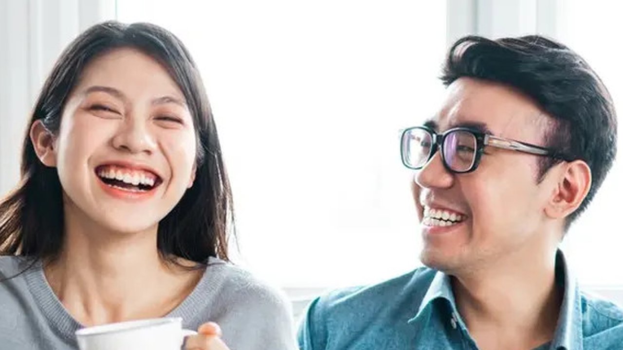 Ilustrasi bermain tebak-tebakan bersama pasangan, pacar, tertawa, lucu. (Photo Copyright by Freepik)