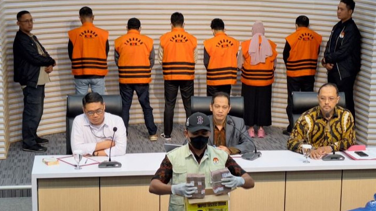 OTT KPK di Kalsel, Empat Orang Ditangkap Pakai Rompi Tahanan Jalani Pemeriksaan