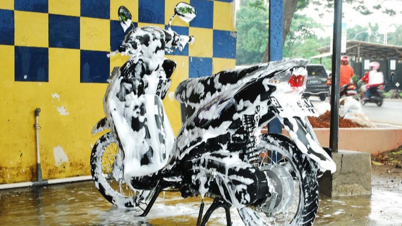 Dampak Buruk Mencuci Motor Saat Mesin Masih Panas dan Cara Menghindarinya